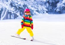 dieťa, dievča, lyže, dovolenka, zimná dovolenka, guest, lyžovačka s deťmi, lyžovačka, printové médiá, prečítaj online, zima