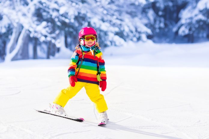 dieťa, dievča, lyže, dovolenka, zimná dovolenka, guest, lyžovačka s deťmi, lyžovačka, printové médiá, prečítaj online, zima